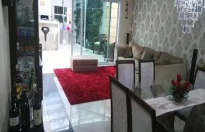 Maravilhoso sobrado, impecável, com acabamento de 1ª linha, ampla sala para 02 ambientes interagindo com o espaço gourmet com forno de pizza e jardim