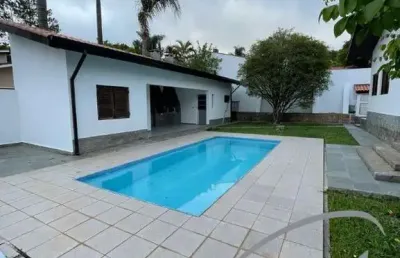 Casa para venda em cotia, alto padrão, com piscina.