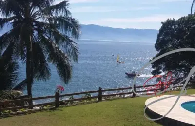 Casa à venda em ilhabela, com 600 m² de área construída, 5 suítes, vista para o mar.