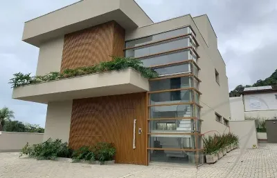 Casas em condomínio exclusivo com localização privilegiada, numa rua central da praia de juquehy, em são sebastião, no litoral norte de são paulo.