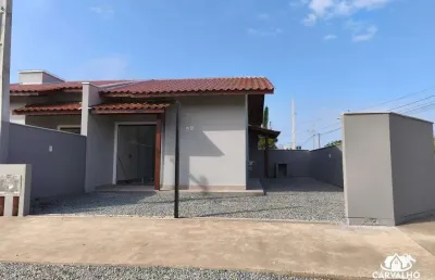 Casa de esquina com 2 quartos, suíte e espaço para 2 vagas no bairro itajuba em barra velha