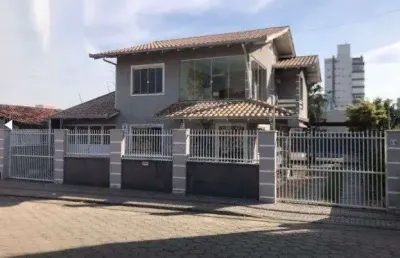 Sobrado com 6 quartos, suíte e área de festas com piscina a 100 metros da praia em barra velha