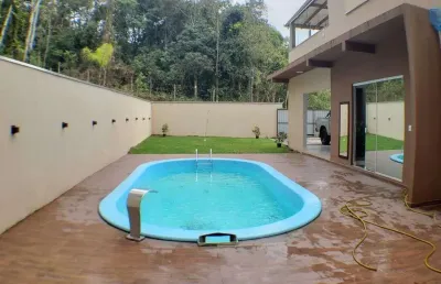 Casa com piscina, hidromassagem e perto do mar e com vista para a mata – qualidade de vida a 12 minutos da praia