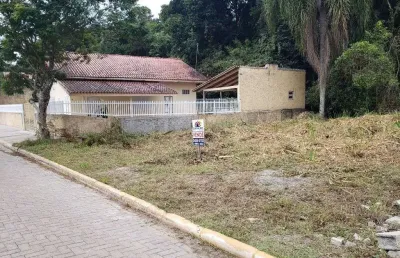 Terreno plano com 302 m² a 300 metros do mar no bairro itacolomi em balneário piçarras