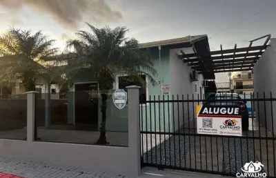 Casa com piscina e 2 dormitórios – locação anual no bairro itajuba, barra velha