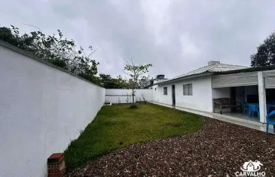 Casa com 3 dormitórios, piscina e amplo terreno – locação anual em balneário piçarras