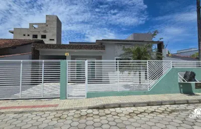 Casa mobiliada com edícula e amplo quintal – locação anual no bairro itajuba, barra velha