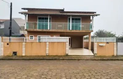 Sobrado semi-mobiliado com 3 suítes e piscina – locação anual em barra velha