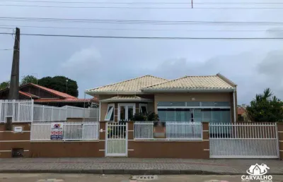 Casa mobiliada à venda em itajuba, barra velha, a 400m da praia. 3 quartos, suíte com closet, área gourmet e amplo quintal.