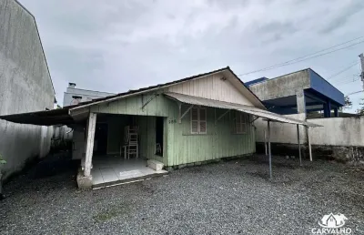 Casa com 4 quartos e amplo terreno para locação no centro de balneário piçarras