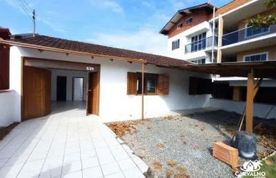 Casa térrea com 3 dormitórios, suíte e amplo quintal a 600 metros da praia em barra velha
