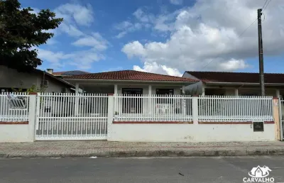 Casa com 3 dormitórios, área de festas e jardim a 800 metros da praia no bairro itajuba em barra velha