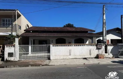 Casa para locação anual com 3 dormitórios e amplo terreno no coração do bairro itajubá em barra velha