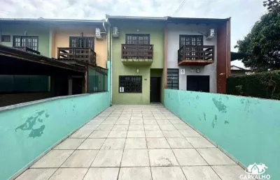 Sobrado mobiliado com 2 dormitórios e área de festas a 200 metros do mar em itajuba barra velha