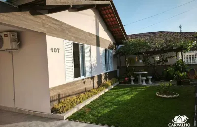 Casa mobiliada com 3 quartos, suíte e amplo quintal a 150 metros da praia em itajuba, barra velha