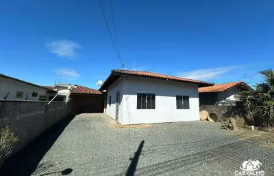 Casa com dois dormitórios, amplo terreno e área de festas para locação anual no bairro itajuba em barra velha