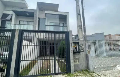 Sobrado com 2 suítes e garagem para 2 carros em localização privilegiada – barra velha/sc