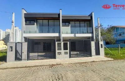 Sobrado de padrão médio/alto com 154 m2, a venda no bairro itacolomi, balneário de piçarras