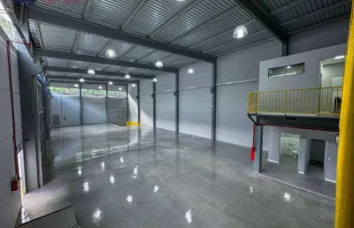 Galpão comercial/industrial com 663,25m² + 93,25 de mezanino - valparaíso - blumenau/sc