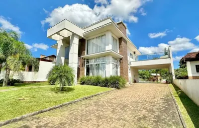 Casa em condomínio fechado com amplo terreno de 981,10m²