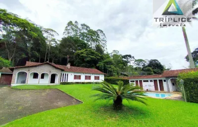 Casa com 4 quartos, 2 suítes, ampla área externa com lazer, campo e muito verde. 440m² de construção e 4.000m² de terreno. bairro novo horizonte.