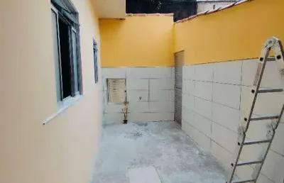 Casa 2 quartos, área externa e garagem. bairro são pedro.