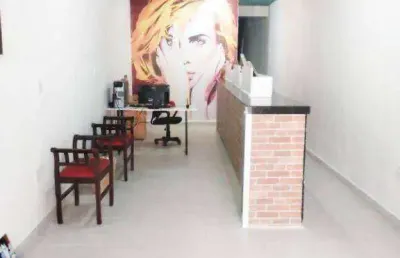Loja ampla e reformada em ótima localização central e com boa visibilidade. 3 pavimentos. estuda proposta ou parte em permuta.