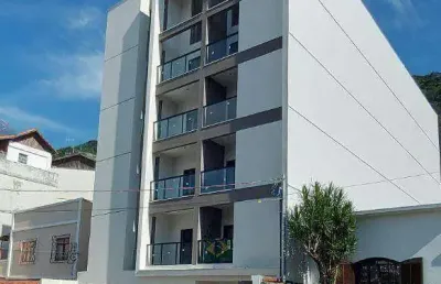 Studio com varanda e garagem. localização privilegiada no paineiras.