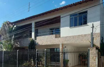 Casa 5 quartos, 2 suítes, 4 salas, cozinha ampla, varandas, quintal com  espaço gourmet e lindo paisagismo. linda vista e localizada em rua tranquila.