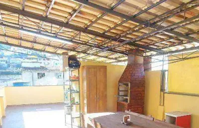 Excelente casa reformada, 2 quartos com suíte ampla, cozinha integrada, amplo terraço com churrasqueira e localização privilegiada próxima ao centro.