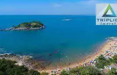 Casa e pousada em rio das ostras a 200m da praia costazul em localização privilegiada com completa infraestrutura. possui 9 suítes equipadas.