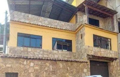 Casa ampla com 7 quartos, 3 suítes, dividida em 3 residências com 3 terraços, vista ampla, garagem. acesso rápido ao centro. oportunidade!