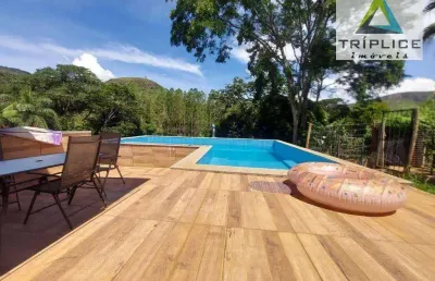 Casa 4 quartos com 2 suítes, salão 3 ambientes, área gourmet com piscina, quintal com horta e pomar. condomínio fechado em meio à natureza.