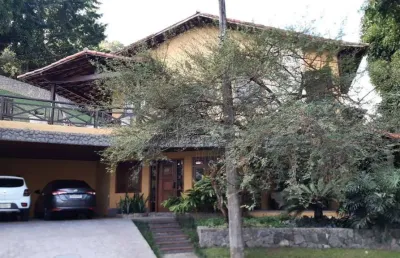 Casa de 4 quartos, 2 suítes, no melhor condomínio da região oceânica,  ampla, área de lazer.