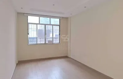 Apartamento de 2 quartos na quadra da praia de icaraí, vazio, armários.