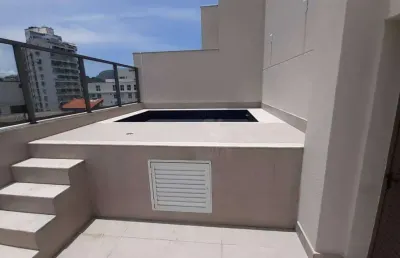Cobertura duplex de 4 quartos, 3 suítes, na quadra da praia. piscina e churrasqueira. 3 vagas.