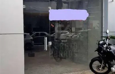 Loja com 30 m², em rua de grande fluxo de veículos, com 2 banheiros e jirau.