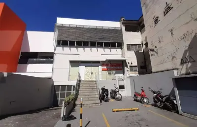 Loja com 600m² de área construída em 2 pavimentos (300m² cada), piso em granito, elevador, ar central e 18 vagas.