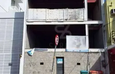 Loja ampla com 250 m² de construção, desocupada, próximo ao largo do marron.