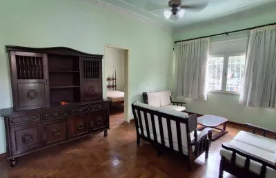 Casa tipo sobrado de 2 quartos, copa, cozinha, de frente para alameda, churrasqueira e 2 vagas.