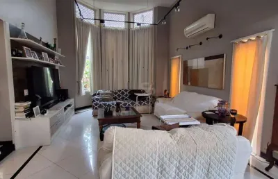Casa duplex em itacoatiara, com 3 quartos sendo 3 suítes, hidromassagem, na segunda quadra da praia, 2 vagas cobertas.
