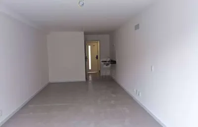 Apartamento tipo studio, no centro, próximo às barcas e ao plaza shopping. vazio.