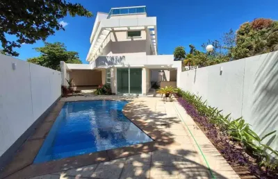 Casa triplex no picolé de camboinhas com 4 suítes, fino acabamento, 3 vagas. piscina e churrasqueira.