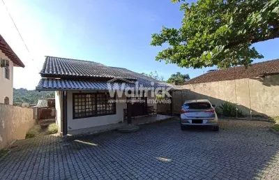 Casa localizada no bairro praia de armação do itapocorói.
