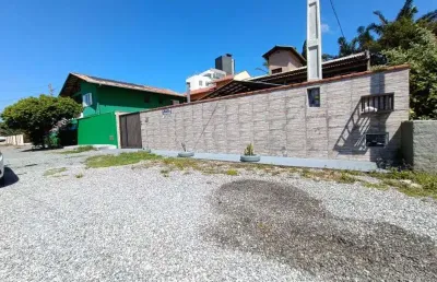 Casa localizada no bairro praia de armação à 100 metros da praia.