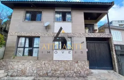 Casa semimobiliada com três moradias no bairro bela vista