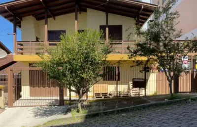 Casa com 3 quartos à venda no Treviso, Caxias do Sul 
