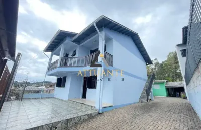 Ampla casa em alvenaria no bairro treviso: duas moradias e ótima estrutura