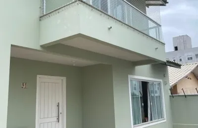 Casa com 03 quartos e 02 vagas de garagem em perequê - porto belo