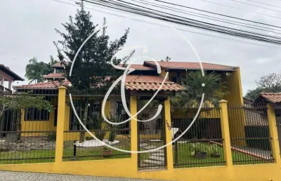 Amplo sobrado semi mobiliado com 4 quartos e área de lazer completa à venda no bom retiro, joinville - sc